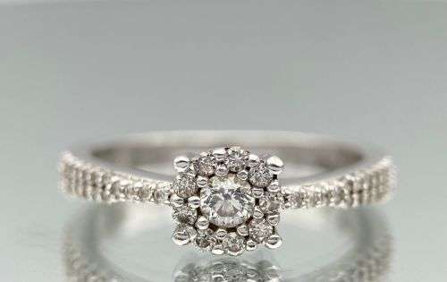 ***18K GOLD 0.37CT DIAMOND SOLITAIRE CLUSTER RING*** R1 BIDS!