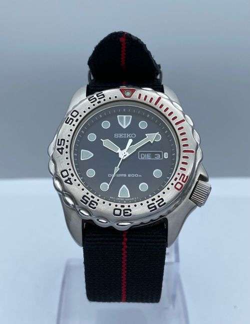 ***COLLECTORS SEIKO DIVERS DAY-DATE MENS WATCH*** R1 BIDS!