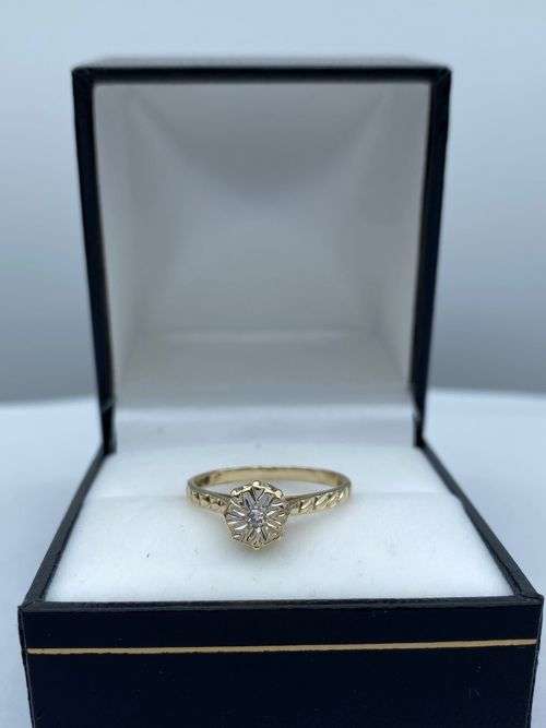 ***DAZZLING YELLOW GOLD DIAMOND CROWN SOLITAIRE RING*** R1 BIDS!
