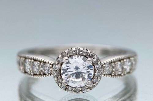 ***BEAUTIFUL ZIRCONIA SILVER SPINDLE CZ RING*** R1 BIDS!