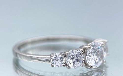 ***BEAUTIFUL ZIRCONIA SOLITAIRE TRINITY SILVER RING*** R1 BIDS!