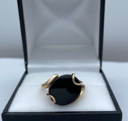 ***BEAUTIFUL 9K ROSE GOLD ONYX SWIRL SOLITAIRE RING*** R1 BIDS!