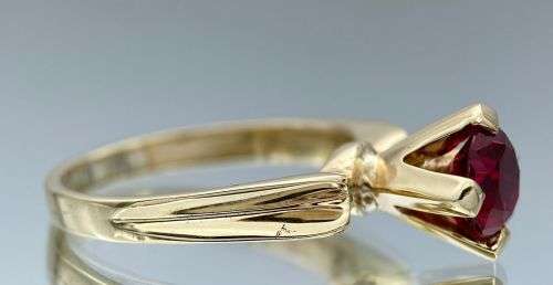 ***BEAUTIFUL YELLOW GOLD GARNET CROWN SOLITAIRE RING*** R1 BIDS!