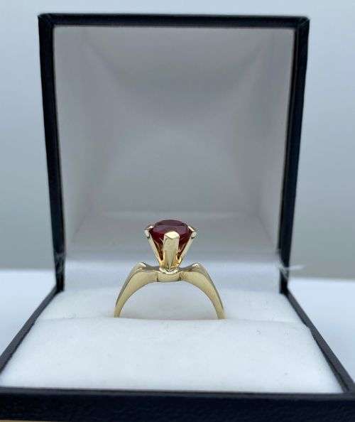 ***BEAUTIFUL YELLOW GOLD GARNET CROWN SOLITAIRE RING*** R1 BIDS!