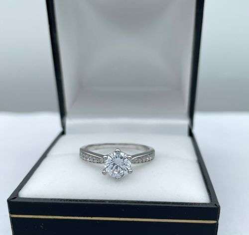 ***RETAIL:R3000 - DAZZLING ETERNITY CYCLOPS ZIRCONIA SILVER RING* R1 BIDS