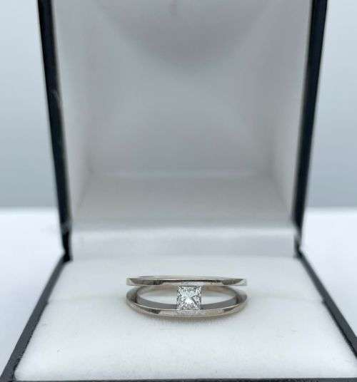 RETAIL:R15000 - 18K WHITE GOLD PRINCESS DIAMOND MILLENIUM RING!