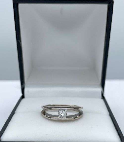 RETAIL:R15000 - 18K WHITE GOLD PRINCESS DIAMOND MILLENIUM RING!