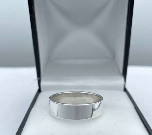 RETAIL: R2500 - EXCELLENT STERLING SILVER SILVER MENS SATIN RING