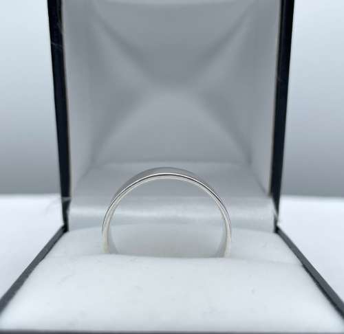 RETAIL: R2500 - EXCELLENT STERLING SILVER SILVER MENS SATIN RING