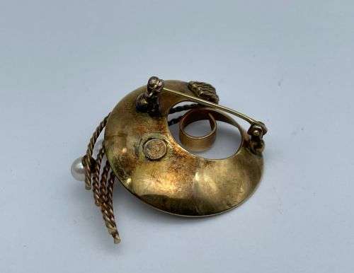 RETAIL:3500 - YELLOW GOLD TWIRL PEARL BROOCH