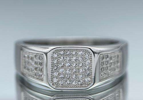 RETAIL:R3000 - DAZZLING CZ SILVER BLOCK CLUSTER RING* R1 BIDS