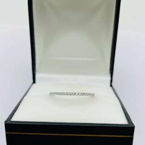 RETAIL:R3500 - STUNNING STERLING SILVER ETERNITY RING!