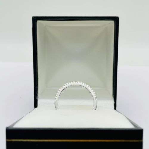 RETAIL:R3500 - STUNNING STERLING SILVER ETERNITY RING!
