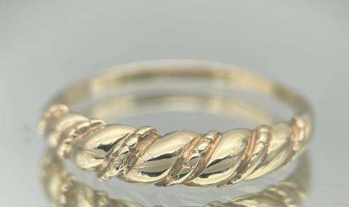 STUNNING YELLOW GOLD SCROLLED RING!