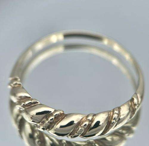 STUNNING YELLOW GOLD SCROLLED RING!