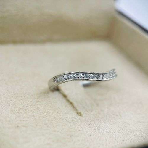 RETAIL:R3500 - LOVELY STERLING SILVER CURVED ETERNITY RING!