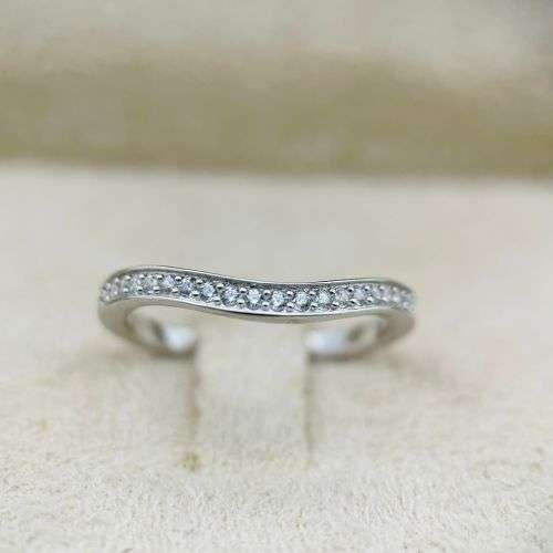 RETAIL:R3500 - LOVELY STERLING SILVER CURVED ETERNITY RING!