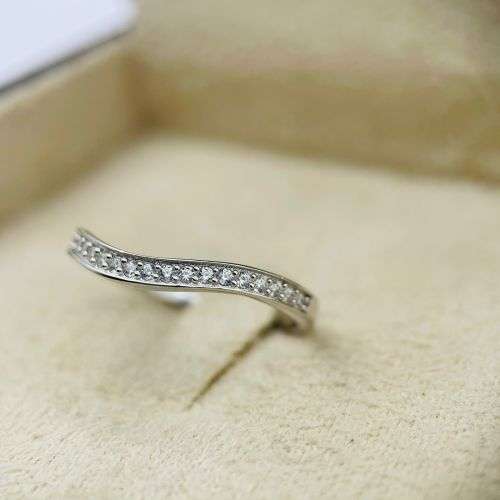 RETAIL:R3500 - LOVELY STERLING SILVER CURVED ETERNITY RING!