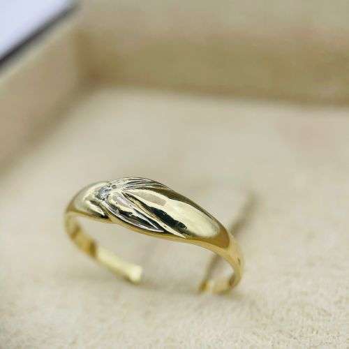 LOVELY YELLOW GOLD DIAMOND DOVETAIL RING