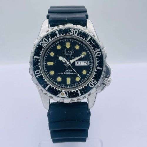 BEAUTIFUL PULSAR MENS 200M DIVERS WATCH