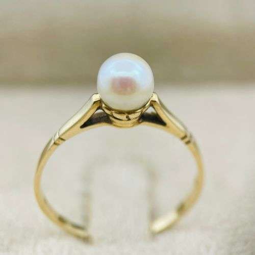 LOVELY YELLOW GOLD PEARL SOLITAIRE RING!