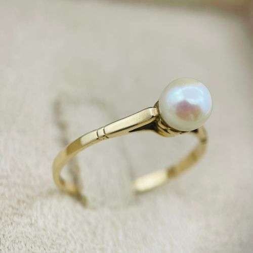 LOVELY YELLOW GOLD PEARL SOLITAIRE RING!