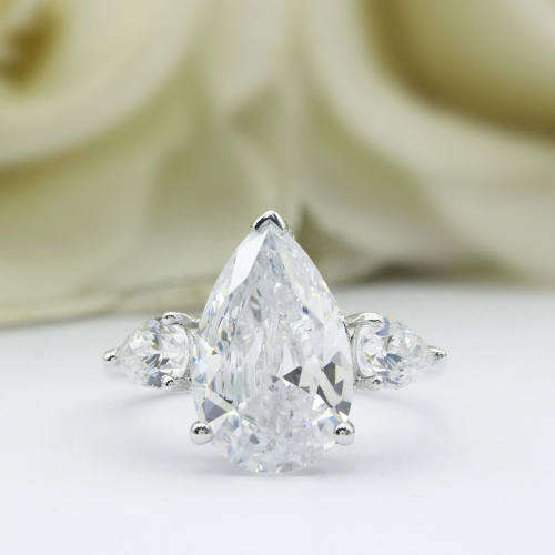 Exquisite Sparkling Teardrop Crystal Ring Size: 5 / J1/2 / 15.70mm