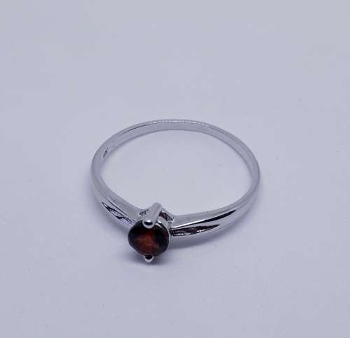 925 Sterling Silver ring with 0.8ctw Garnet - Size 6 / M