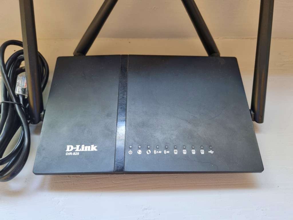 D-link DIR-825 Wi-Fi Gigabit Router (No power cable)