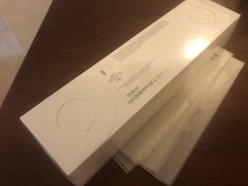 Apple Watch Series 5 - 40mm - GPS Only - Gold Aluminium Case - Pink Sports Strap - NEW