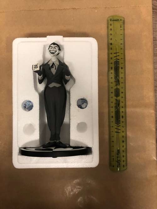ULTRA-RARE | BATMAN BLACK AND WHITE STATUE NO.61 - LIMITED EDITION #1370