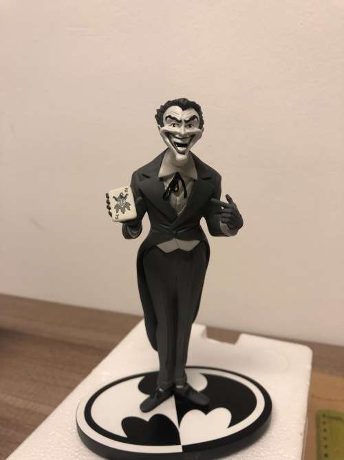 ULTRA-RARE | BATMAN BLACK AND WHITE STATUE NO.61 - LIMITED EDITION #1370