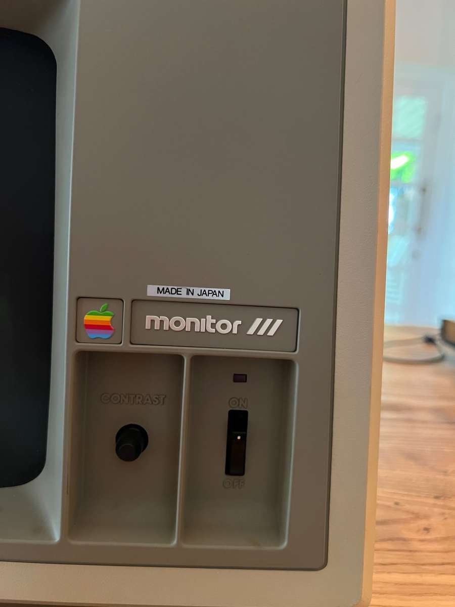 VINTAGE APPLE MONITOR III - MODEL A3M0024
