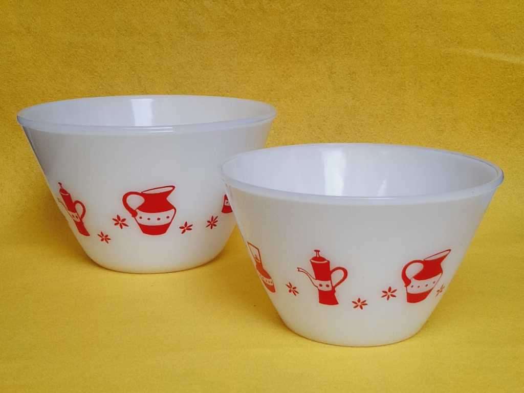Vintage Milk glass mixing bowls - set of two in good condition