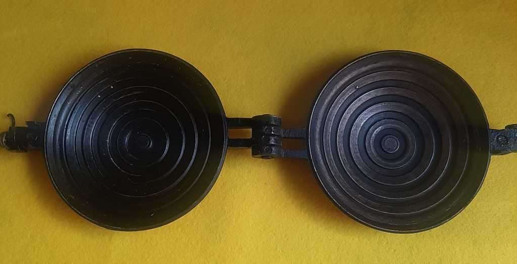 Vintage Jaffel iron by Snackle products