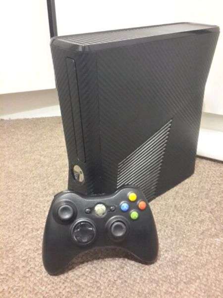 XBOX 360 Slim Console + Controller