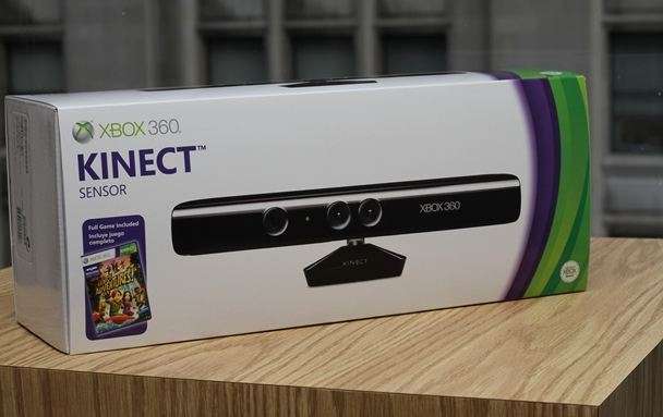 XBOX 360 Kinect Sensor + Star Wars + Fighters Uncaged