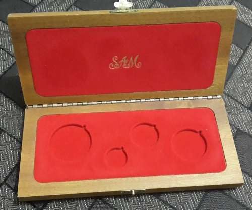 LittleGoldy reserved-STINKWOOD BOX FOR KR SET 1oz ,1 1/2oz, 1 1/4o , 1 10th & 3 x 1 ounce coins pair