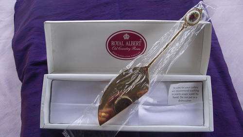 NEW GOLD PLATED AND PORCELAIN ROYAL ALBERT OLD COUNTRY ROSE CAKE CUTTER AND SERVER