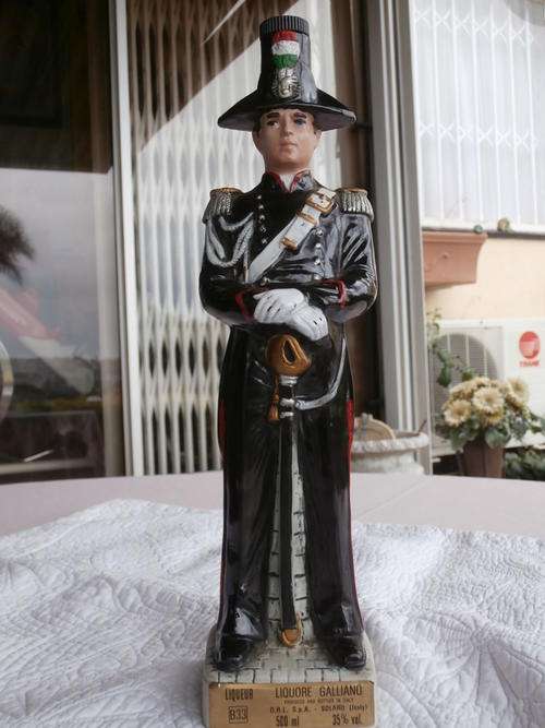 A CAPODIMONTE ON GAURD PALACE SOLDIER / POLICE GAURD DECANTER IN GREAT CONDITION . STANDS 34CM HIGH