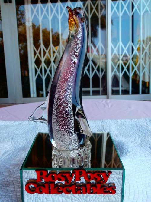 WHAT A BEAUTIFUL GENUINE MURANO PENGUIN WITH SIVER INLAY HE STANDS 22CM X10 X 6CM  IN MINT CONDITION