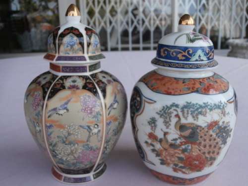 TWO STUNNING IMARI GINGER JARS IN MINT CONDITION.