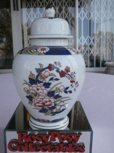 A GENUINE IMARI GINGER JAR IN MINT CONDITION NO DAMAGE .