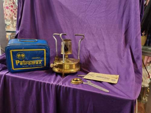 Paffin stove with tin