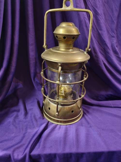 Antique brass paraffin lamp (glass broken inside)