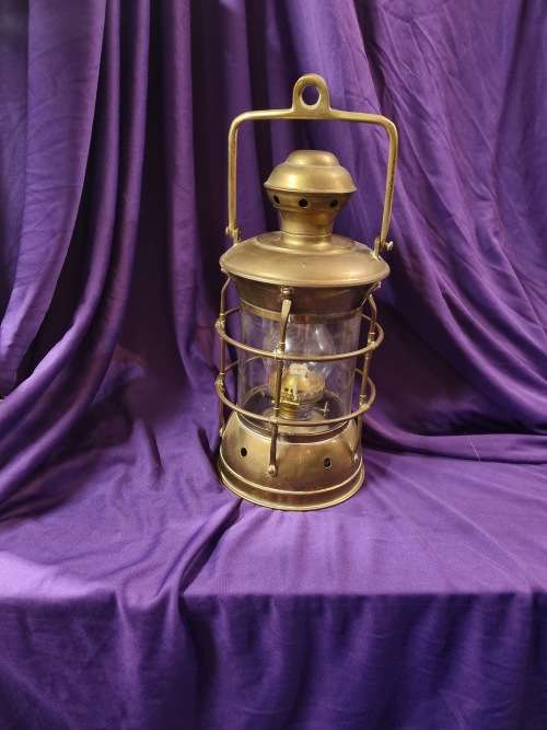 Antique brass paraffin lamp (glass broken inside)