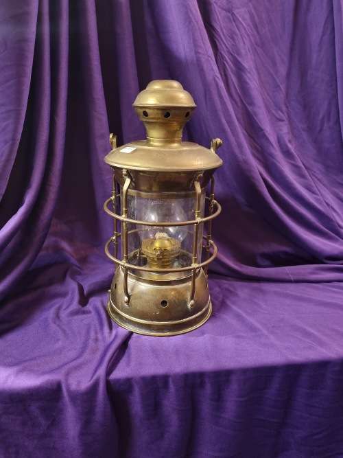 Antique brass paraffin lamp (glass broken inside)