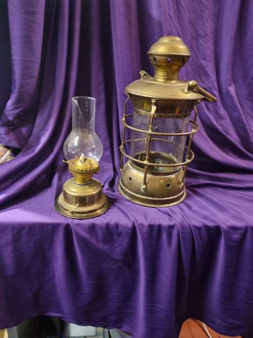 Antique brass paraffin lamp (glass broken inside)