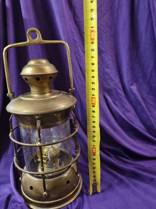 Antique brass paraffin lamp (glass broken inside)