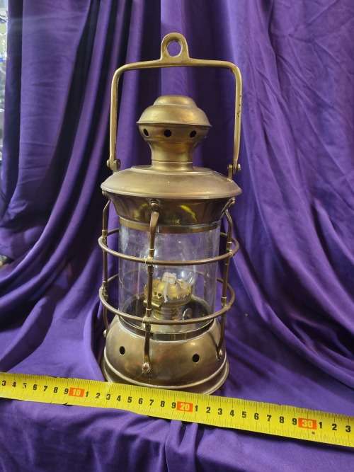 Antique brass paraffin lamp (glass broken inside)